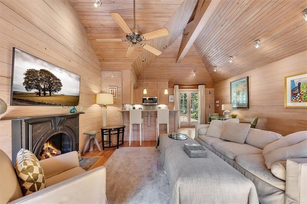 2538 Parkside Drive NE