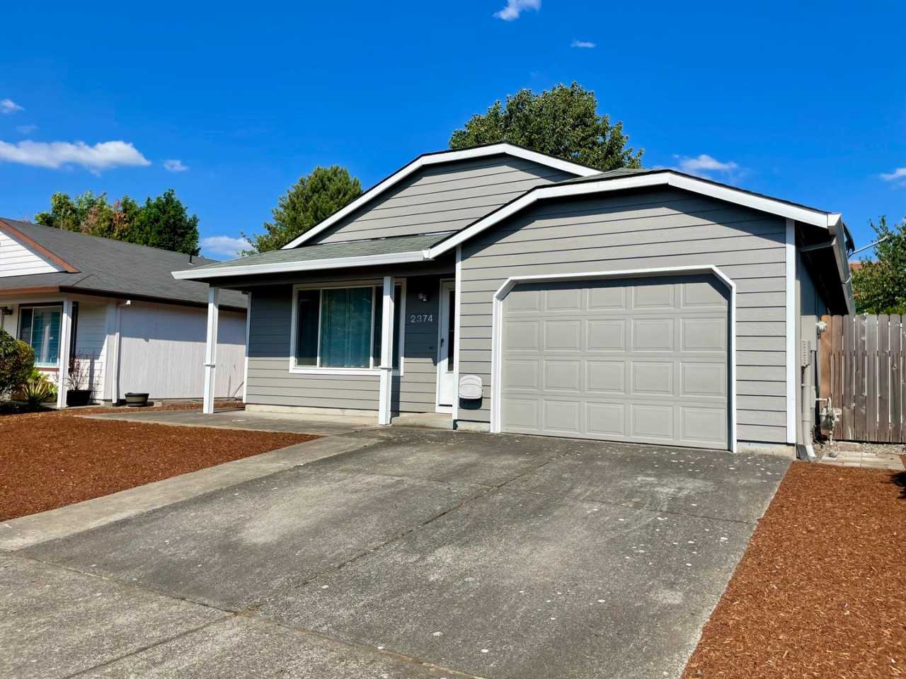 Single Family Home 3 Bed 2 Bath Available in Gresham!