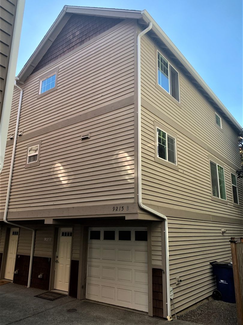 Lovely, Spacious 3 bed/2.5 bath townhome in North Seattle!