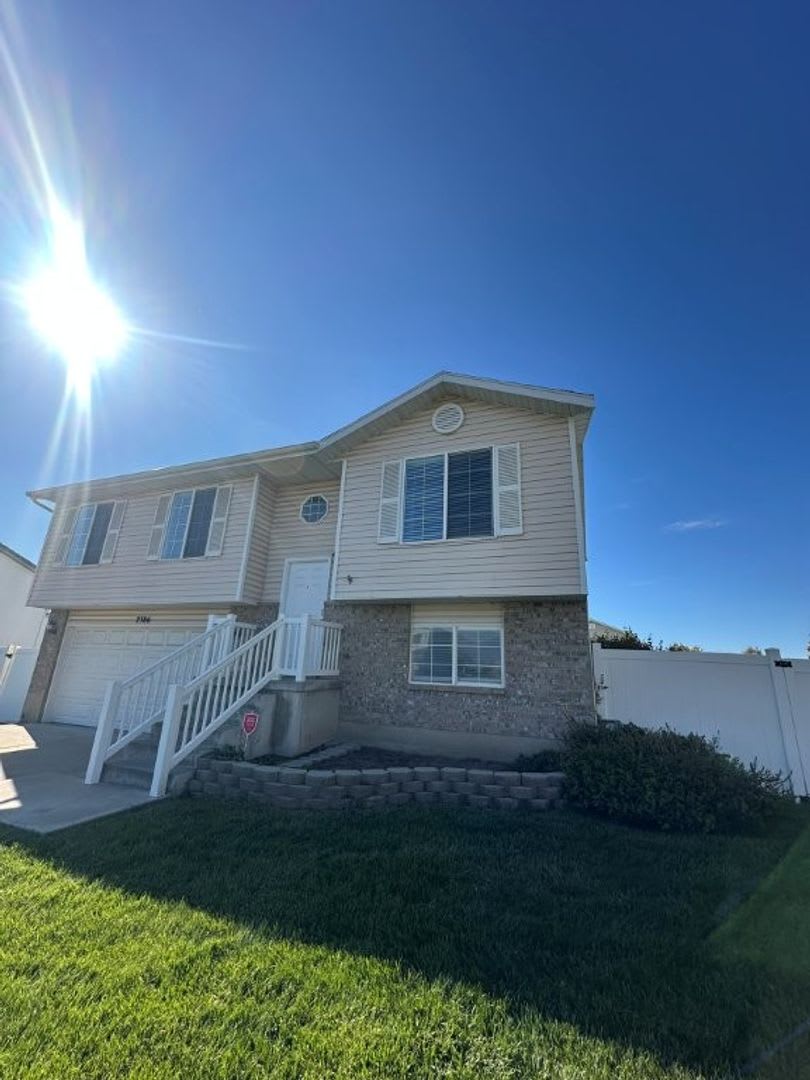 Beautiful 5 Bed 2 Bath Home in Syracuse with December Move-in Perk!