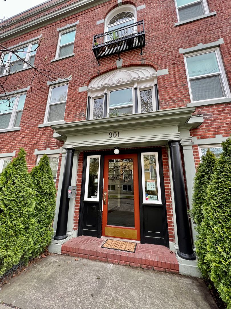 Spacious 1 Bedroom Apartment at The Novell - Close to UW Campus and Light Rail