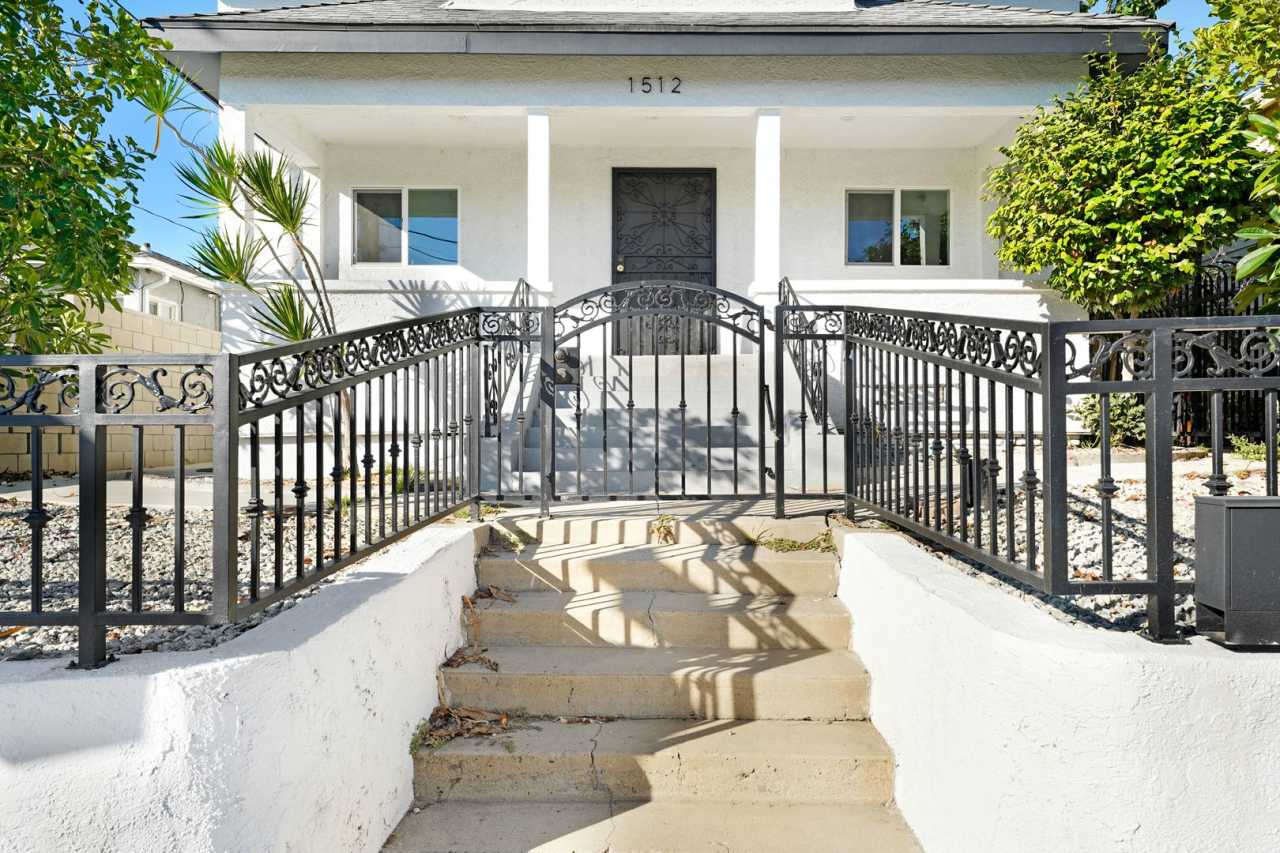 Newly renovated 1 bedroom / 1 bath apartment available now!