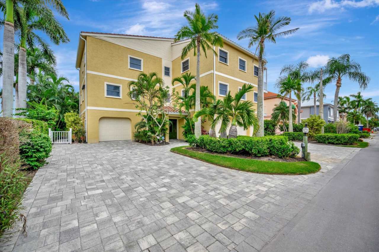 Stunning Annual Rental: Luxury Coastal Living on Longboat Key | 6 Bed | 5.5 bath | 4 car | Pool