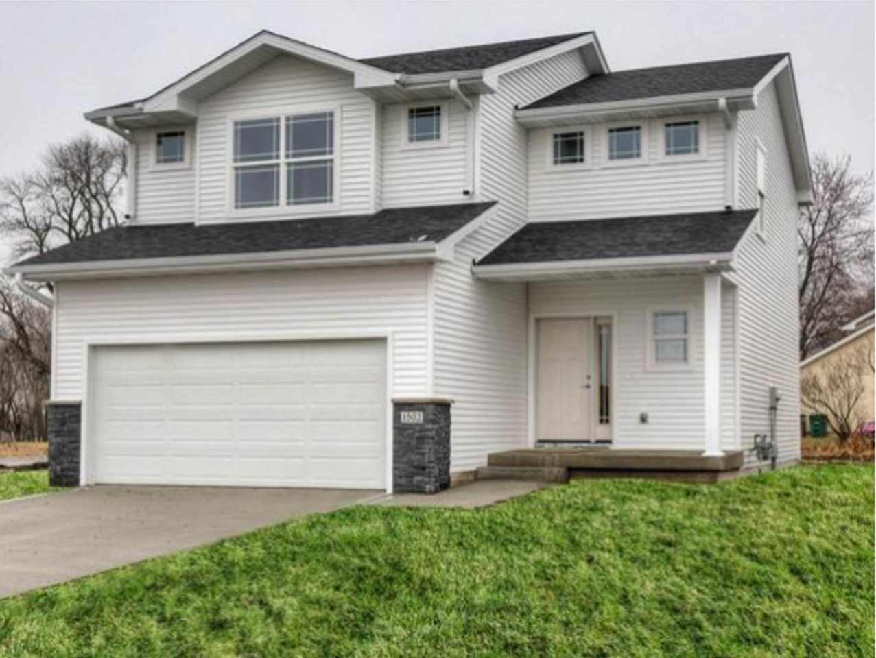 Beautiful 4 Bedroom Home! BRAND NEW CARPET!!