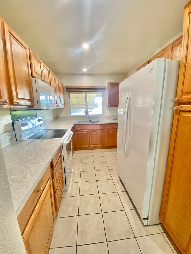 2 Bed, 2 Bath Townhouse in Salt Lake near Stadium Mall  Rail Station!