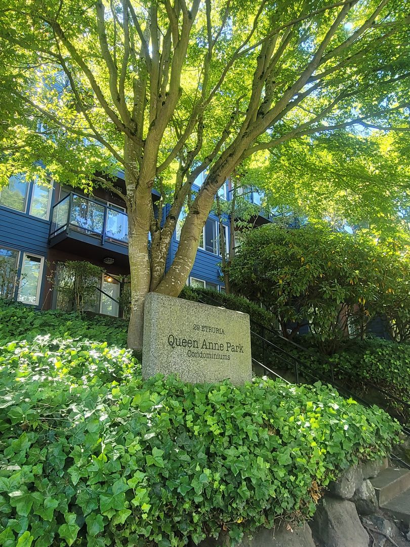 APPLICATIONS IN PROCESS Spacious N. Queen Anne 1Bed/1Bath with private deck and views - Available for July 10th move in at $2100!