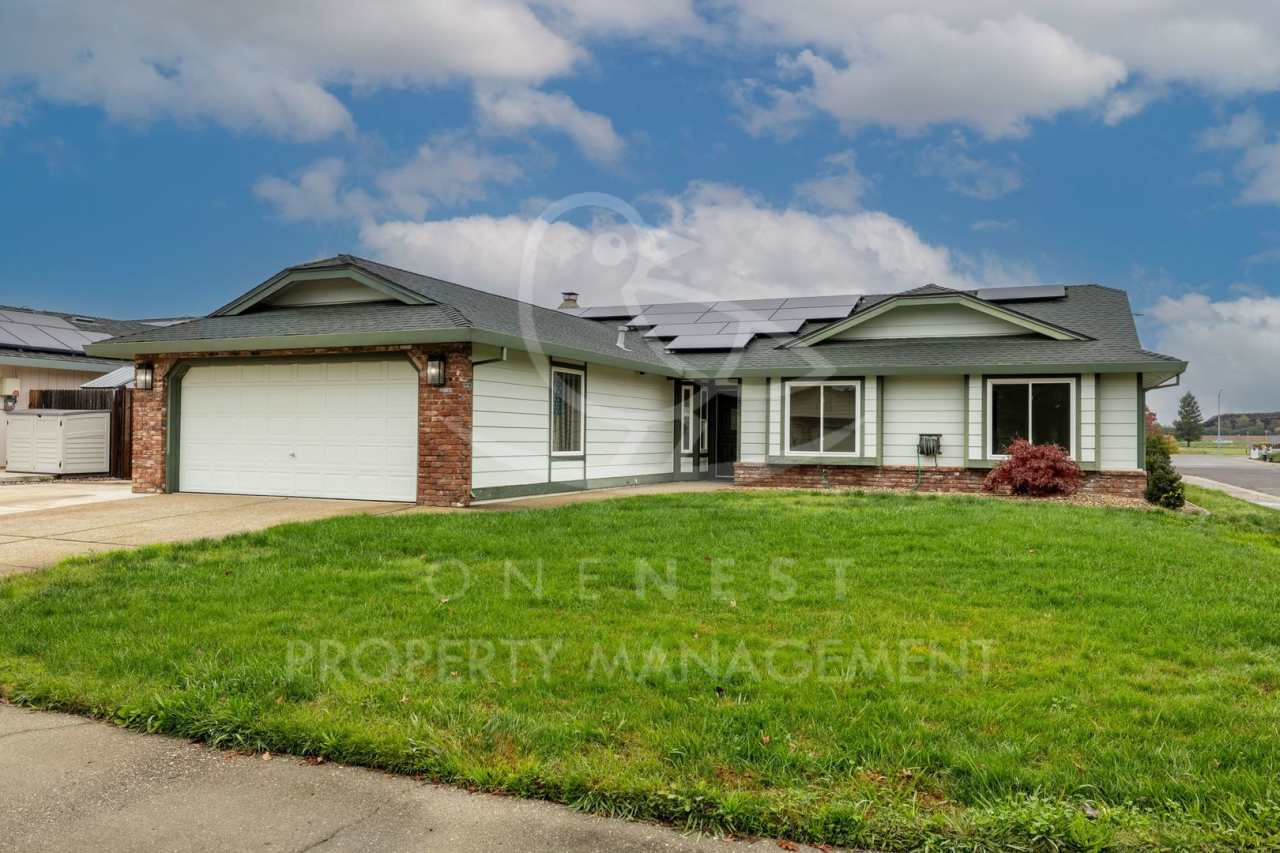 Walking distance to Joiner Park; GREAT corner lot home in Lincoln CA