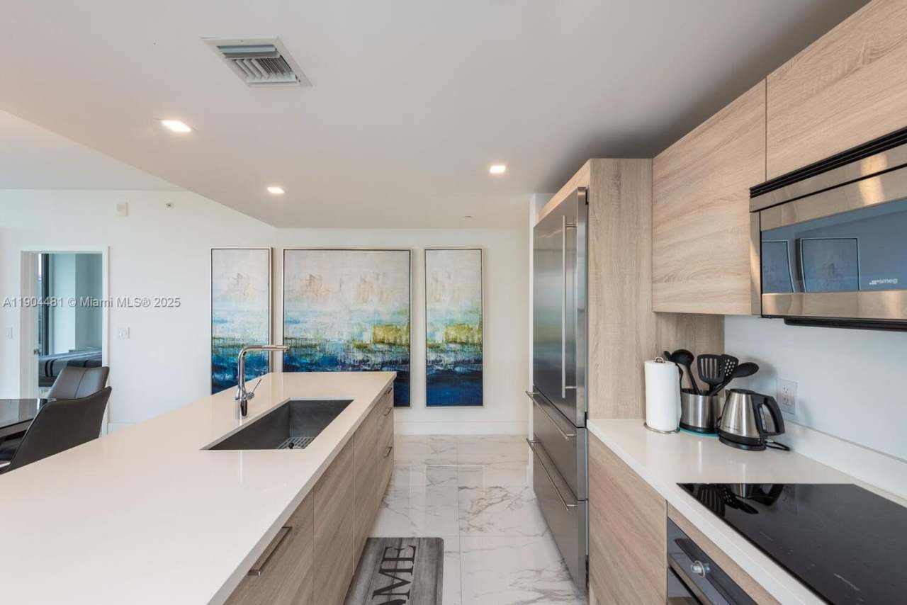 16385 Biscayne Boulevard 2001, North Miami Beach, FL 33160