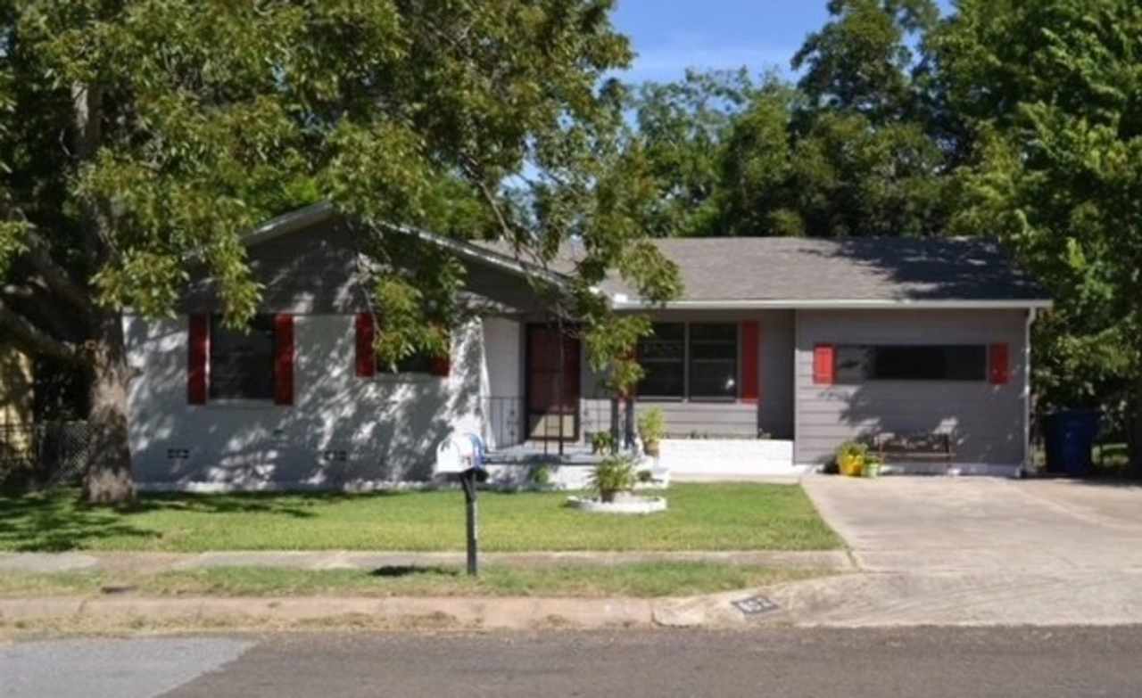 Spacious 4 Bed 2 Bath with Enclosed Patio and Stainless Steel Appliances