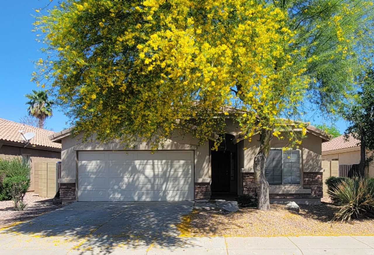 Charming 4 bedroom Avondale home!