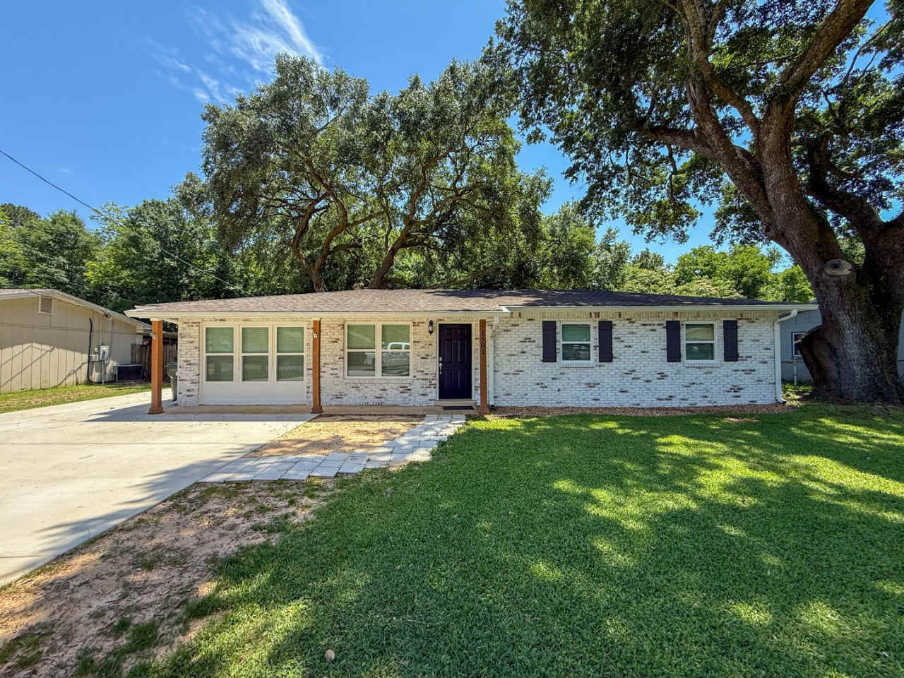 Charming 3 Bedroom 2 Bath Coastal Ranch for Rent in Cantonment!