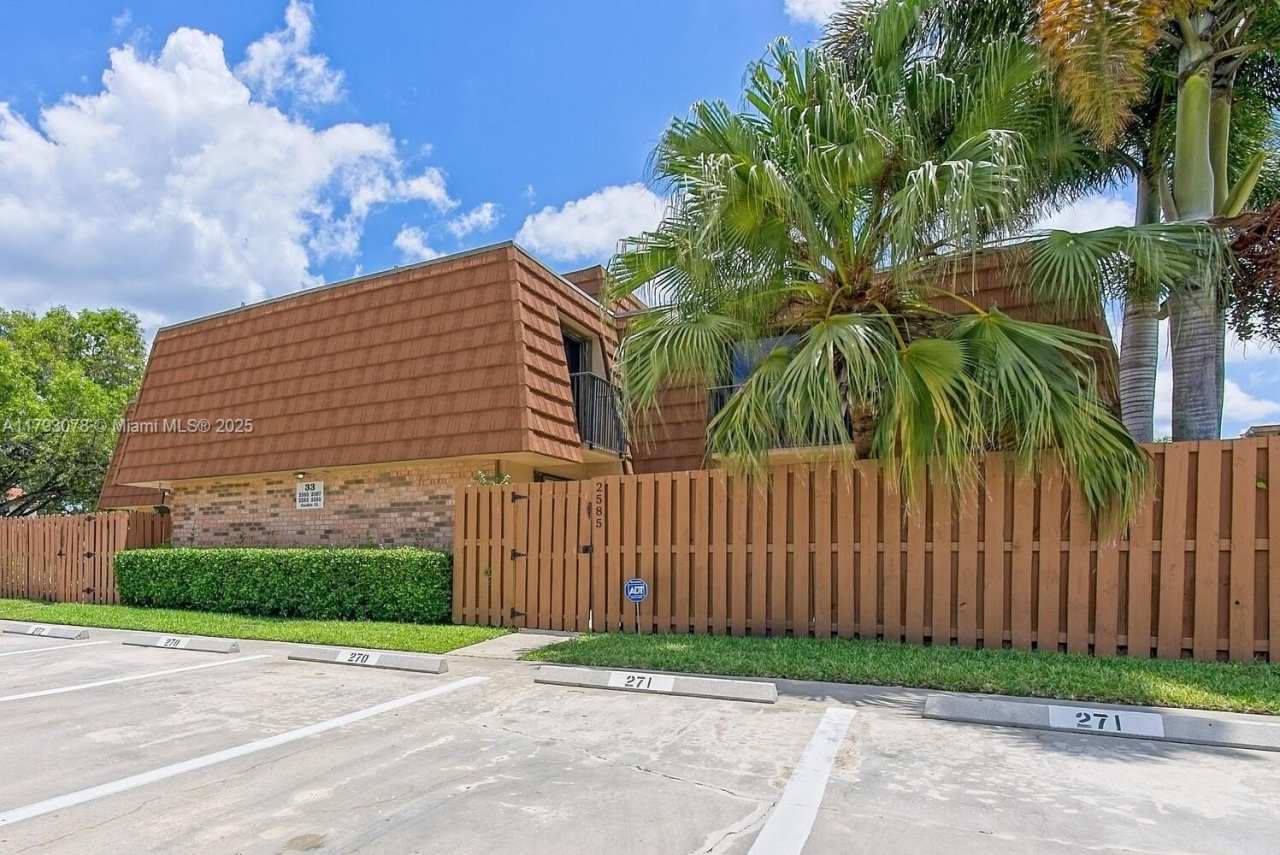 2585 Garden Ct