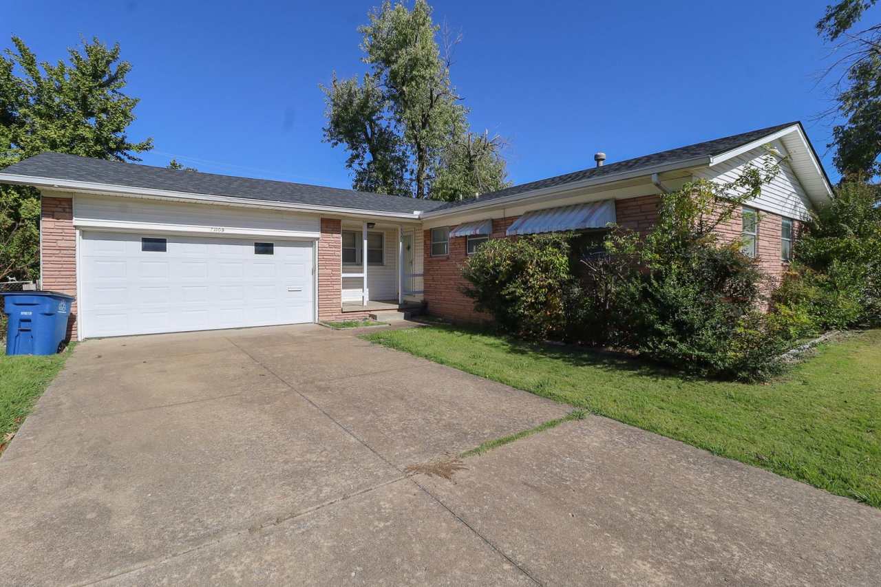 3 Bed Mid-Town Beaut! Available for Immediate Move In