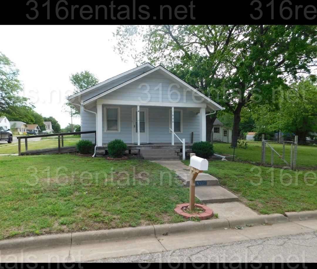 Cozy 2 bedroom home on corner lot!