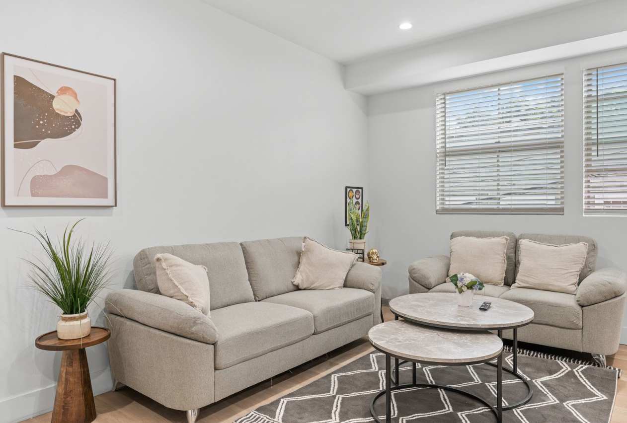 Peak 3806 S Budlong Ave