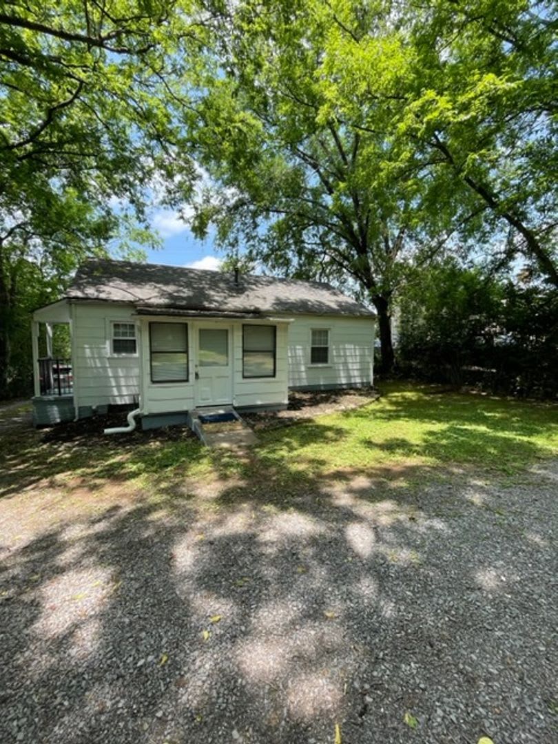 Maryville 37804 - 2 bedroom, 1 bath home Short term lease option - Call Debra Johnson 865-591-8281