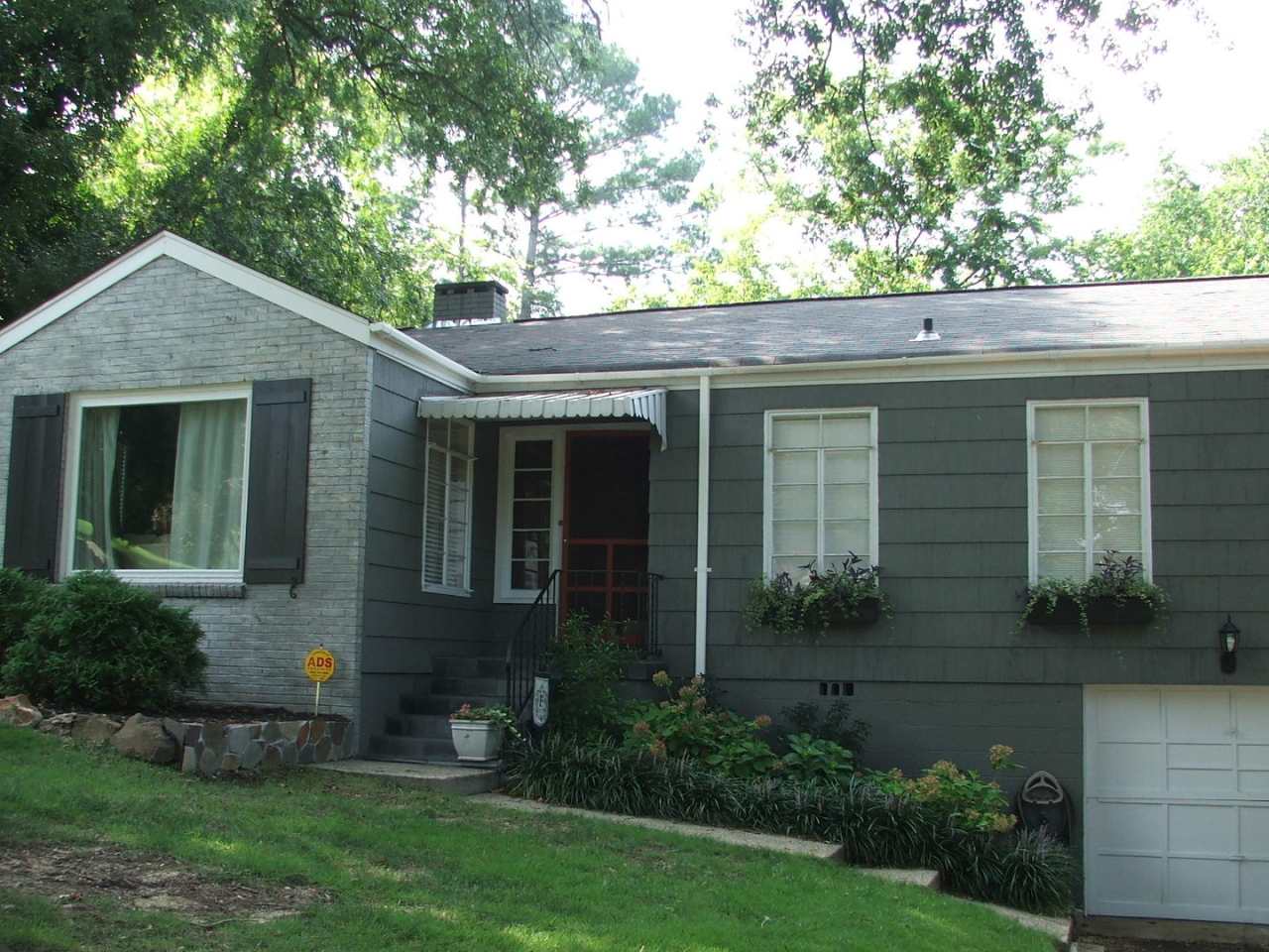 Cute 3 bedroom, 1 bath house in Homewood!