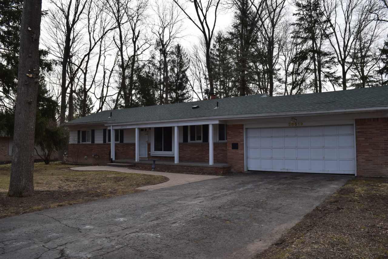 EXCEPTIONALLY CHEERY AND BRIGHT UPDATED RANCH IN FARMINGTON HILLS.