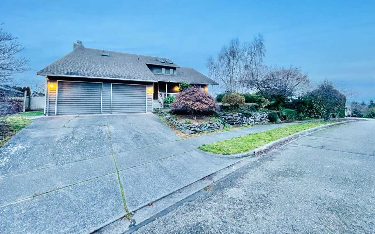 Luxurious 4-Bedroom Retreat with Mount Rainier Views in Dash Point