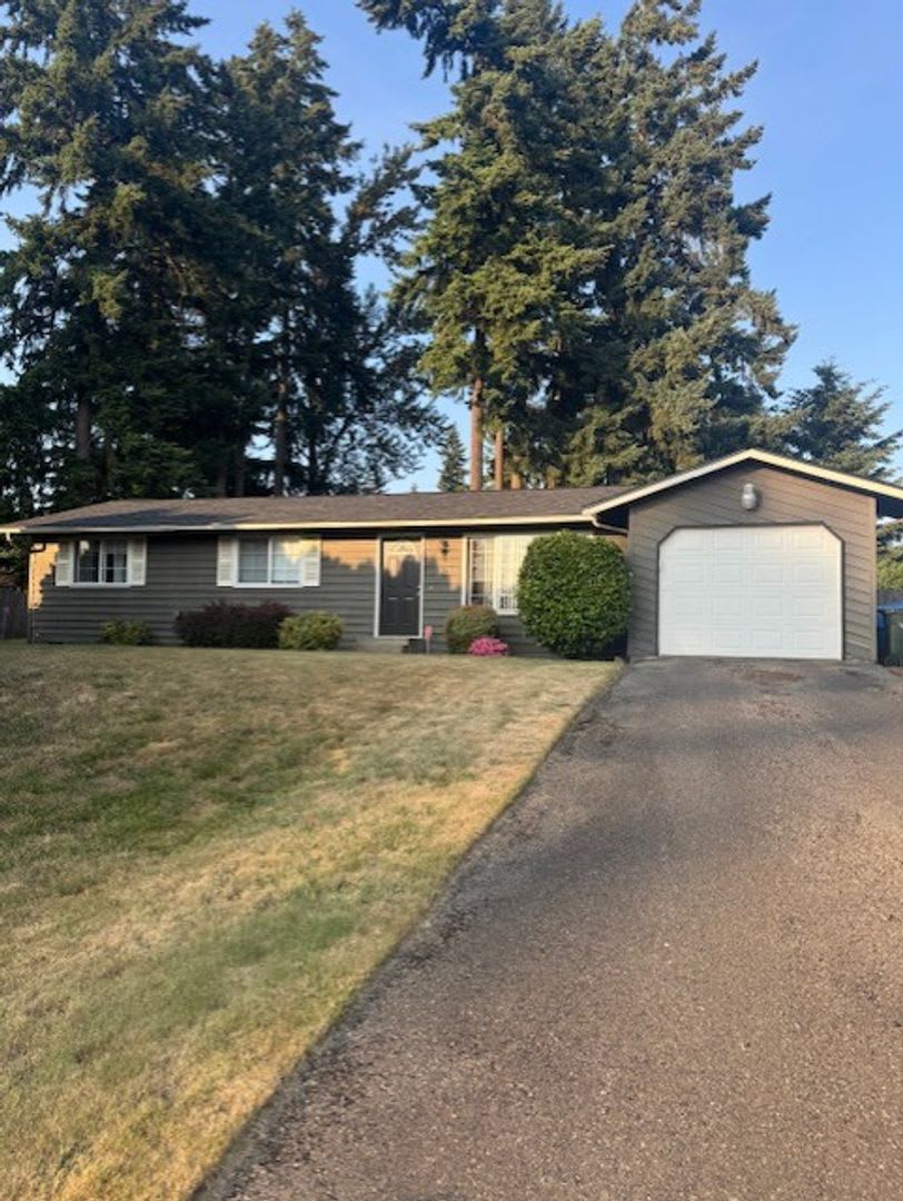 **$200 Move In Special**Beautiful 3 bed 2 bath rambler in South Hill Puyallup