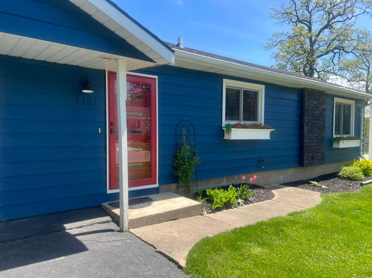 Beautiful 2 Bedroom Single Family on Paddock Lake