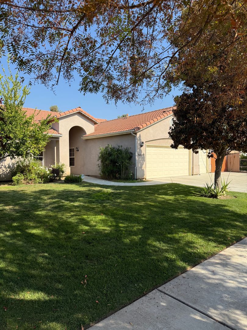 4 bedroom 2 bath NW Visalia Home in Desirable Neighborhood