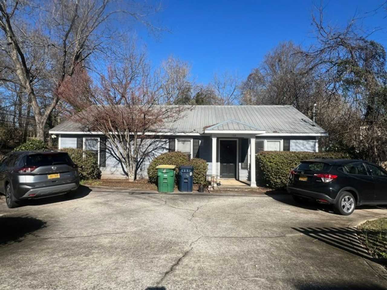 Spacious 3 bed 2 bath house!