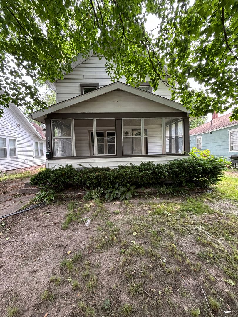 Large 4 Bedroom 1.5 Bathroom HOUSE SPECIAL