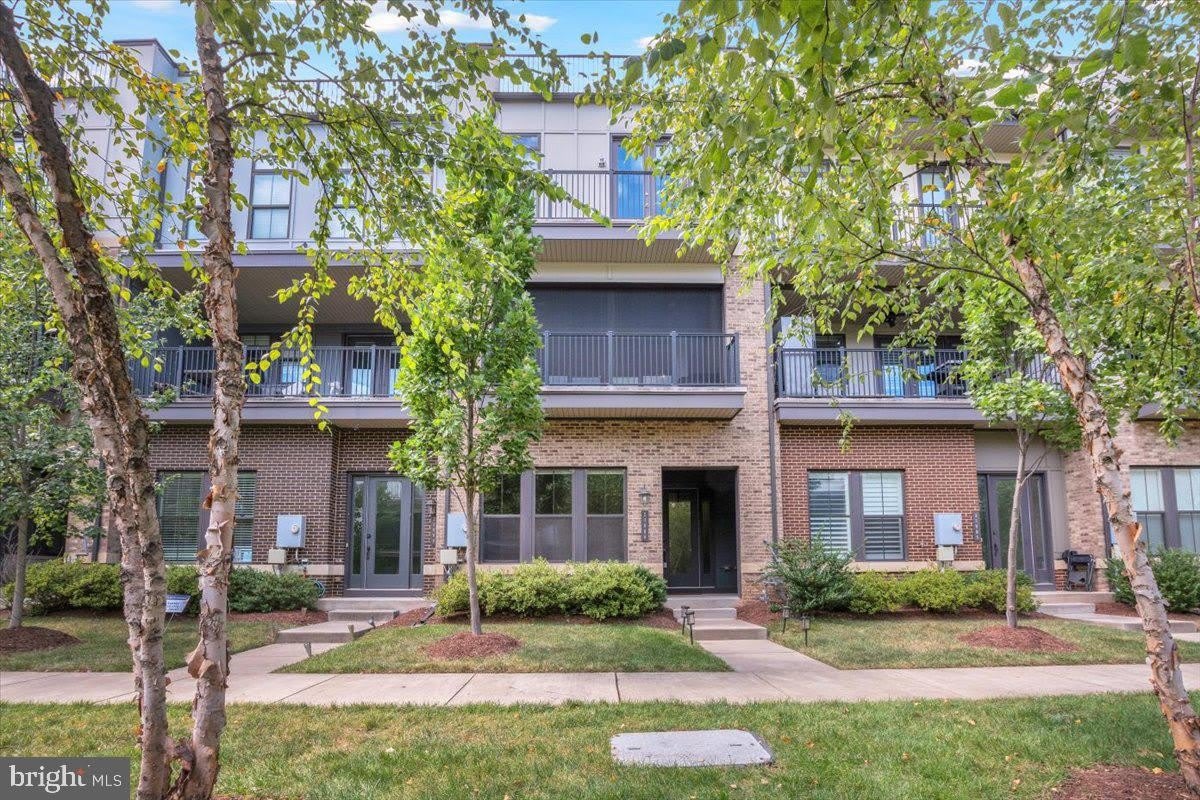 23088 LAVALLETTE Square