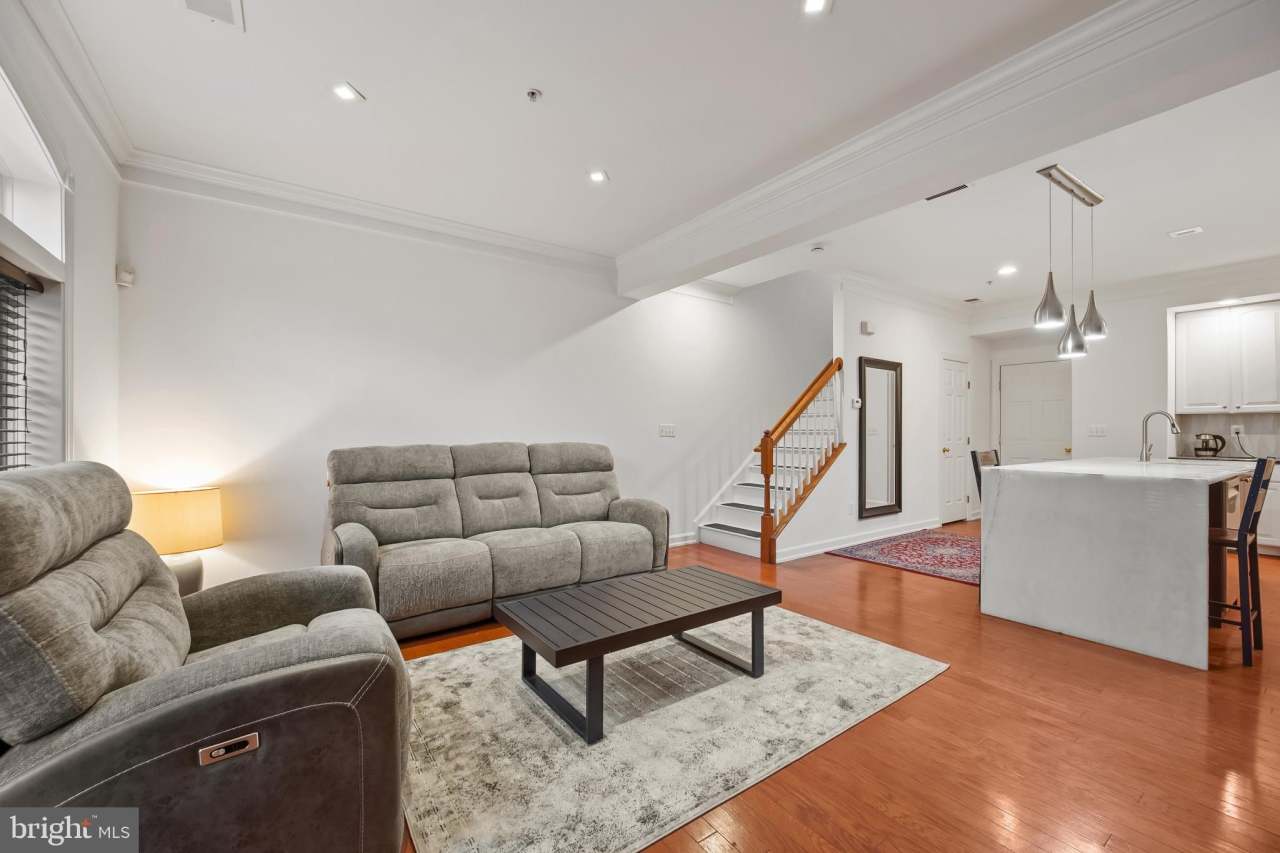 589 ODENDHAL Avenue unit: 589