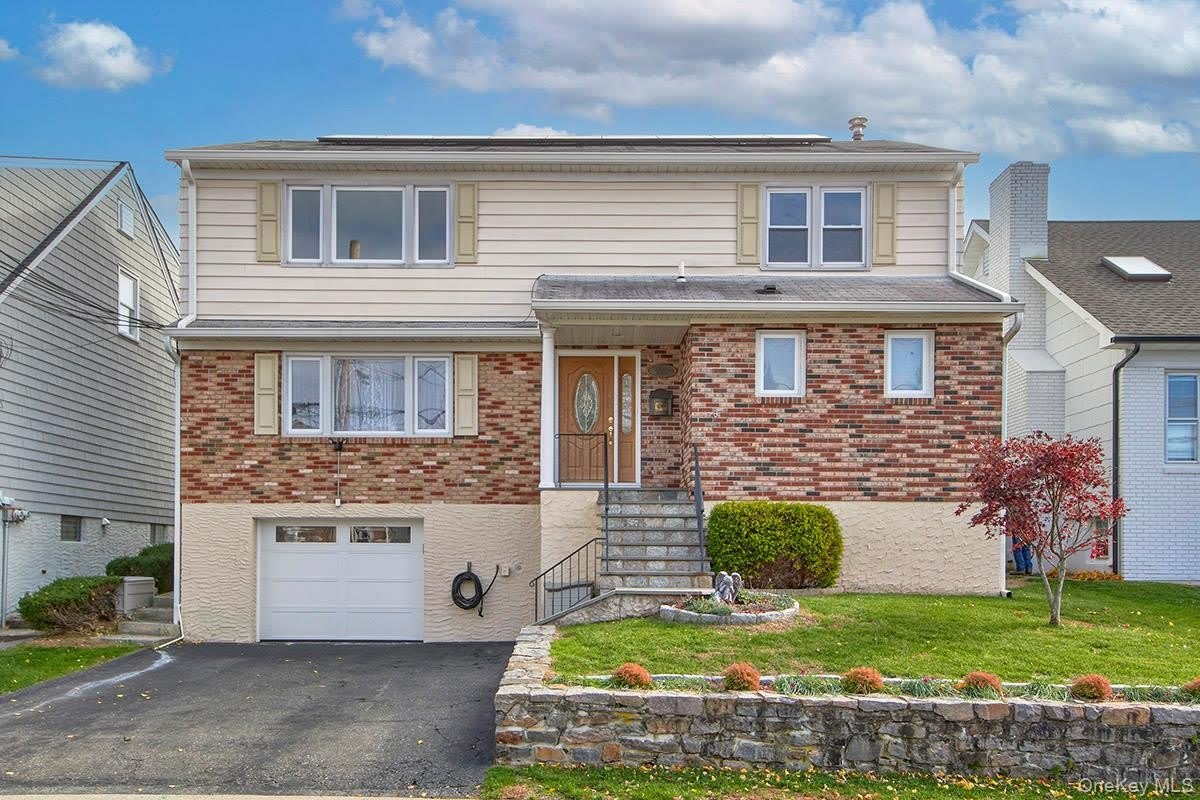 222 Gainsborg Avenue E