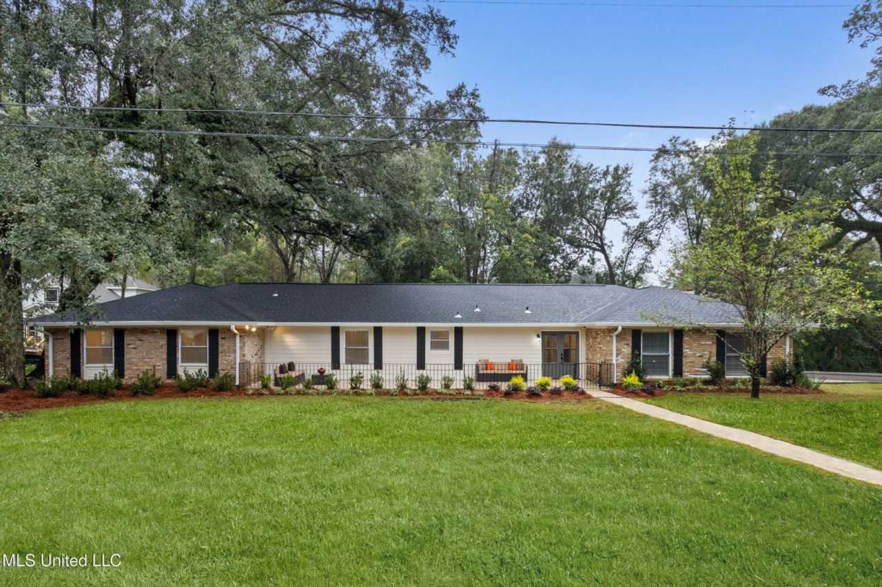 Beautifully Remodeled Home in Historic Gulf Hills, Golf Course Community!