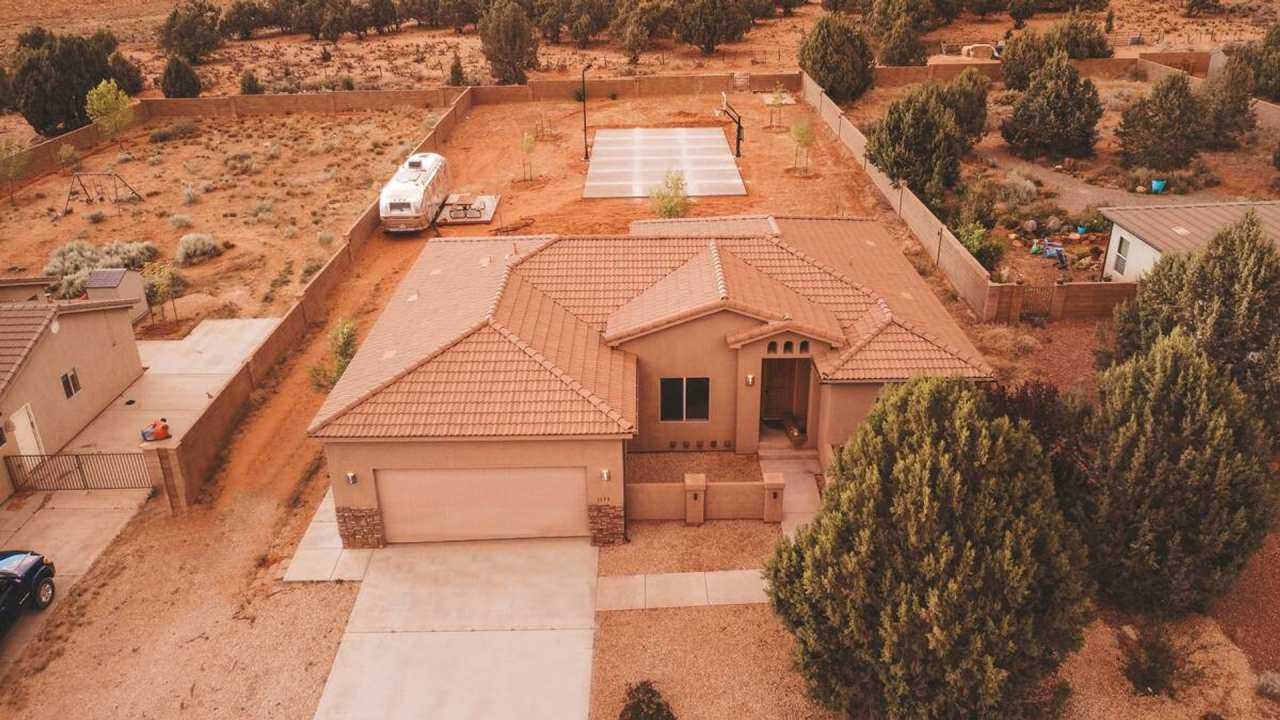 6 Bedroom Home In Apple Valley!
