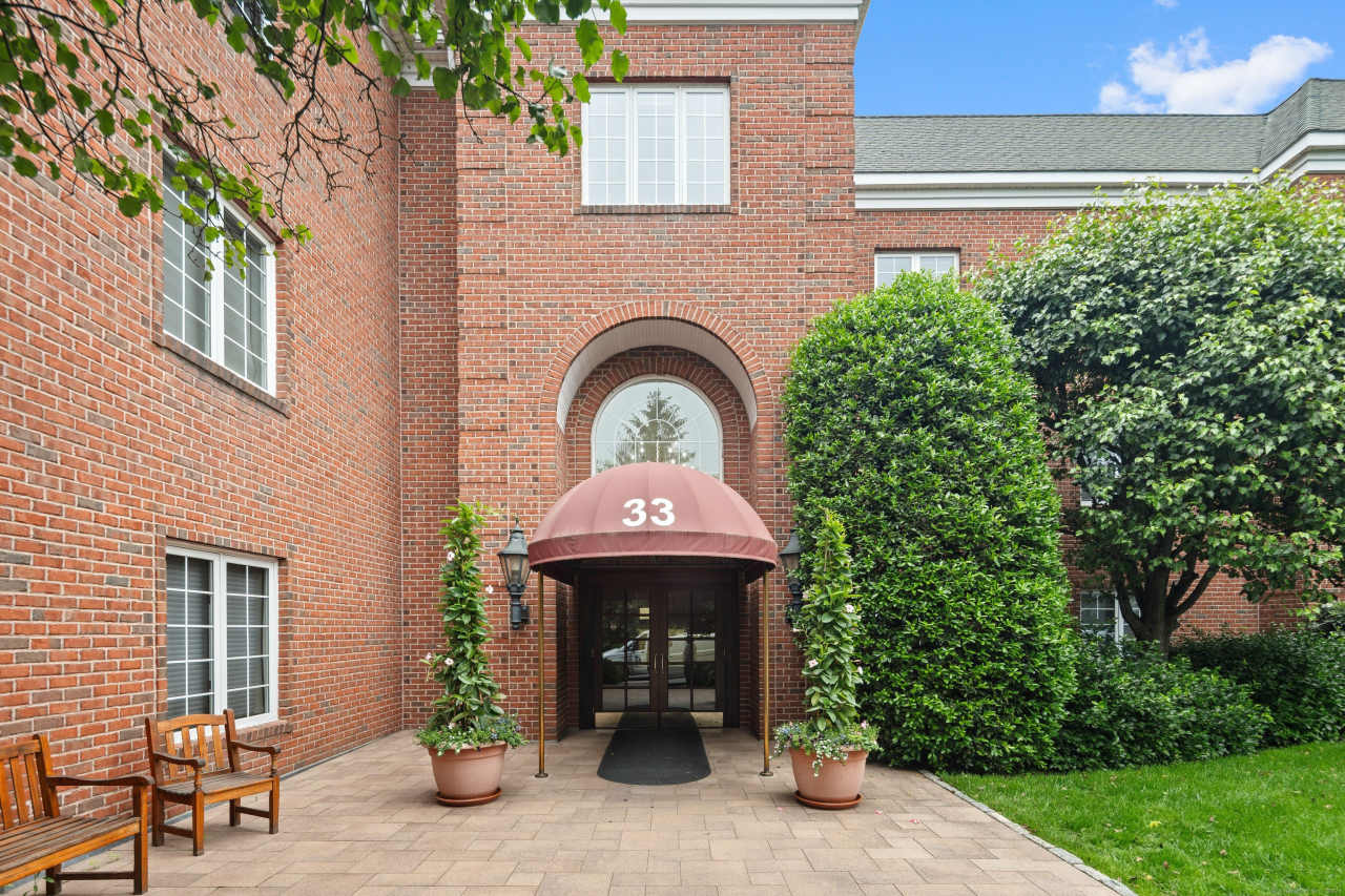 33 West Putnam Avenue