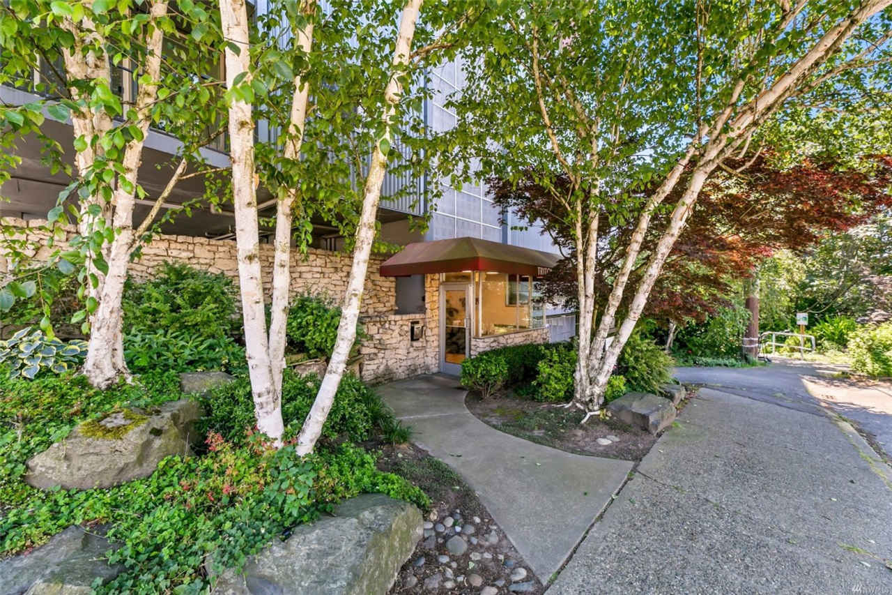 Spacious 1 bed/1bath. Heat included in rent! Off Street parking included.