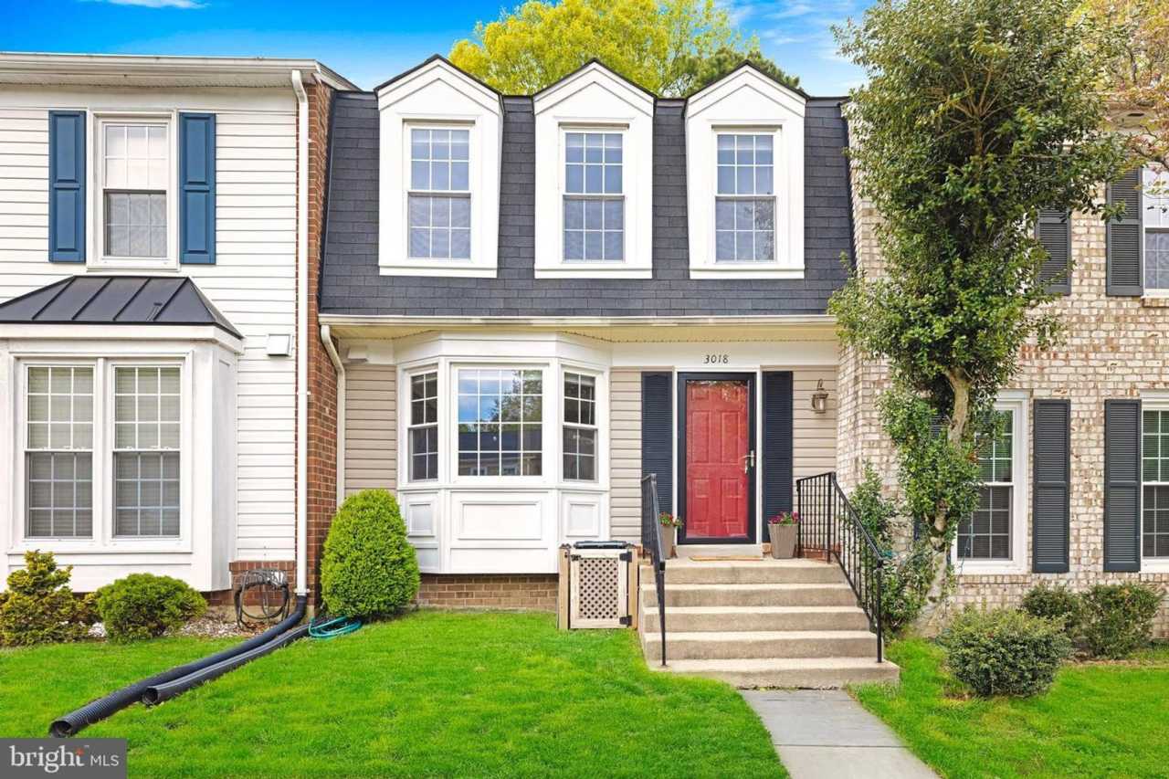 CHARMING LAKE RIDGE TOWNHOUSE - COMING SOON