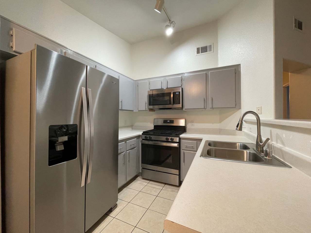 2 BED 2 BATH CONDO IN GATED COMMUNITY!