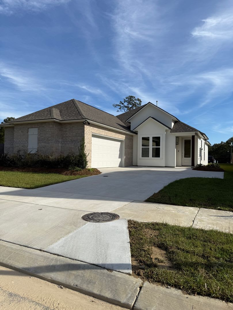 Must See! New 4/2 Home off Tiger Bend Rd. in Garden Hill Subdivision