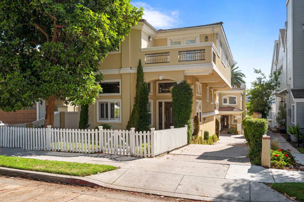 Spacious detached townhome available in South Redondo Beach