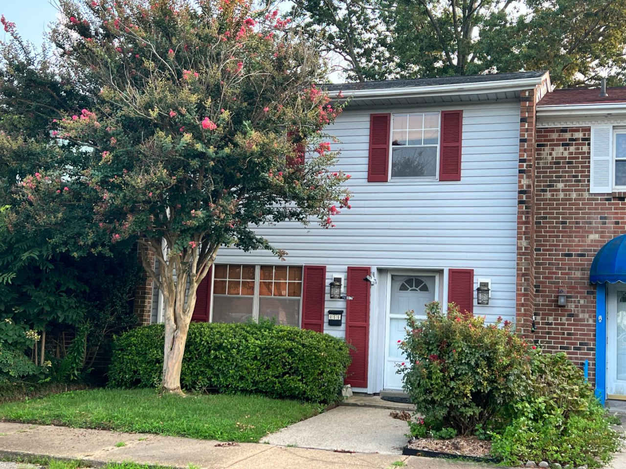 Three-bedroom, two-and-a-half bathrooms in Pembroke Meadows!