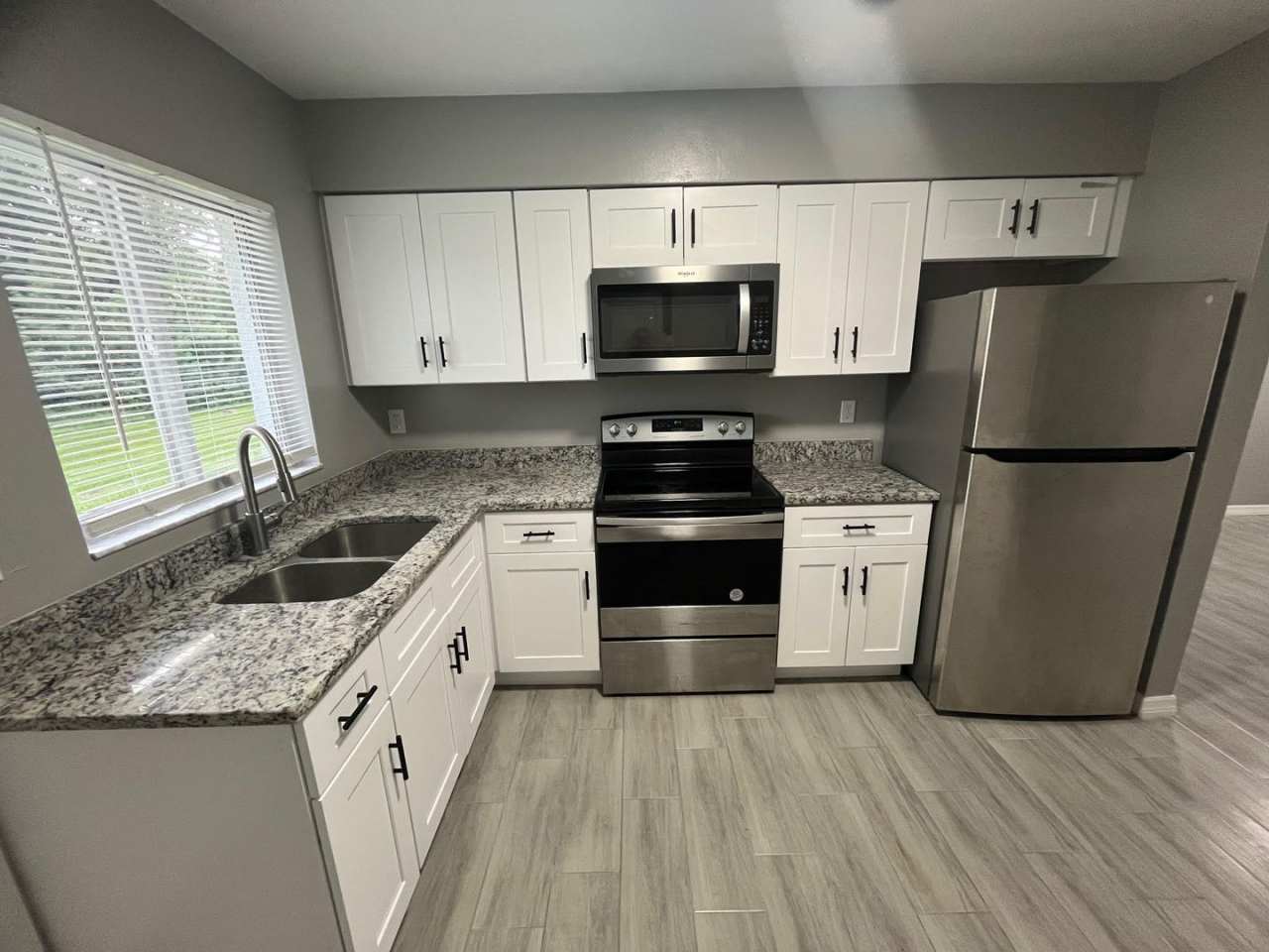 ** COMPLETELY REMODELD UNFURNISHED 2/1 DUPLEX AVAILABLE FOR MOVE-IN NOW 2024 ** ONE SMALL DOG FRIENDLY **