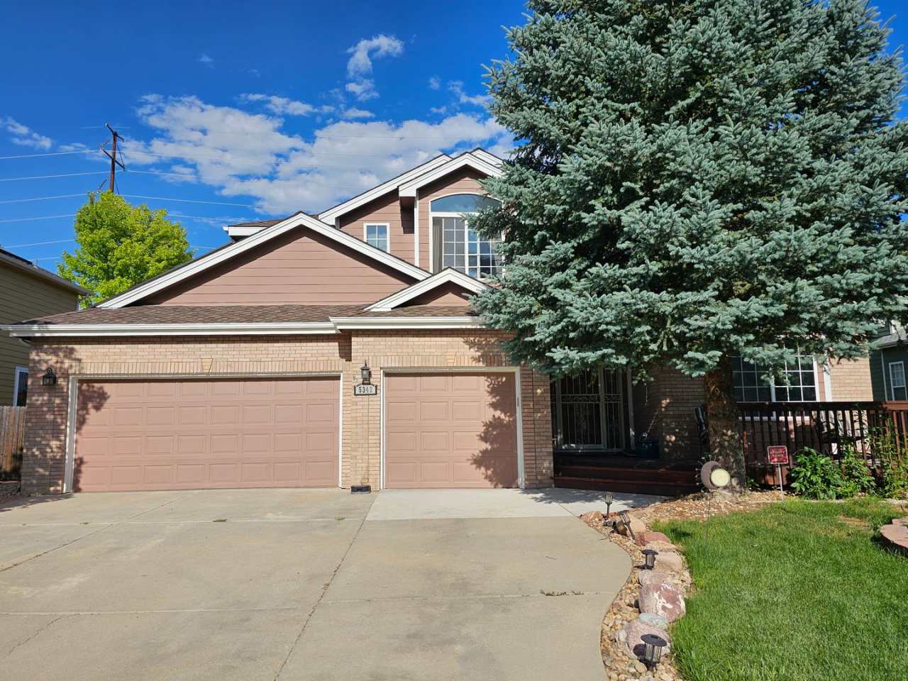 $500 Move in incentive! Gorgeous 4 bedroom Boulder home! Available Now!