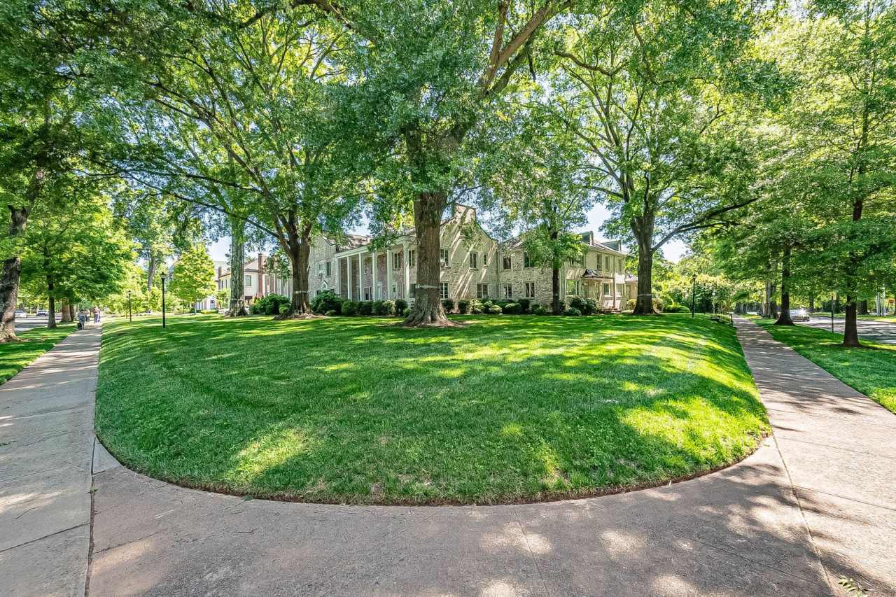 Cozy Condo located in the Queen Selwyn Complex in Myers Park!