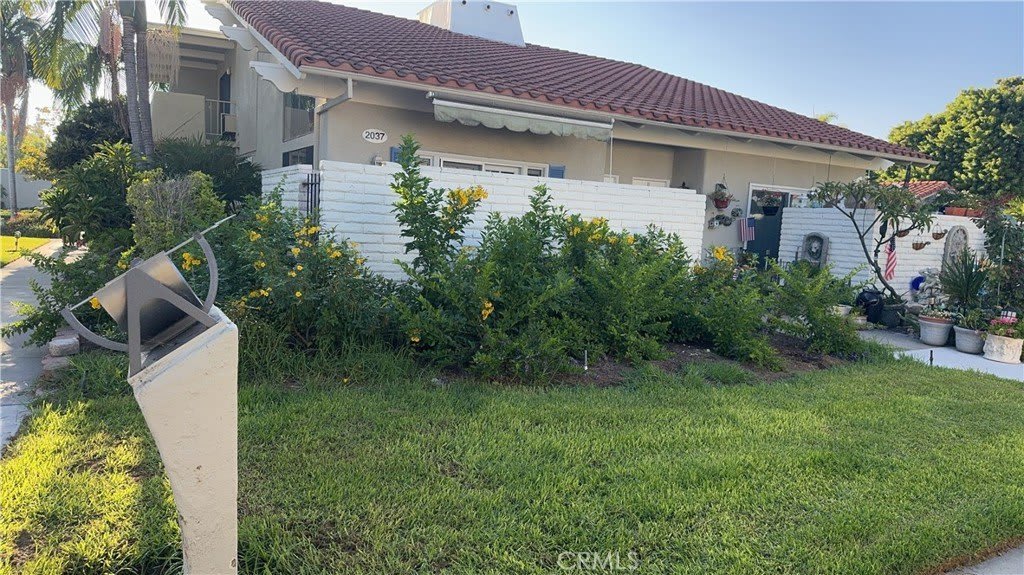 2037 Via Mariposa East