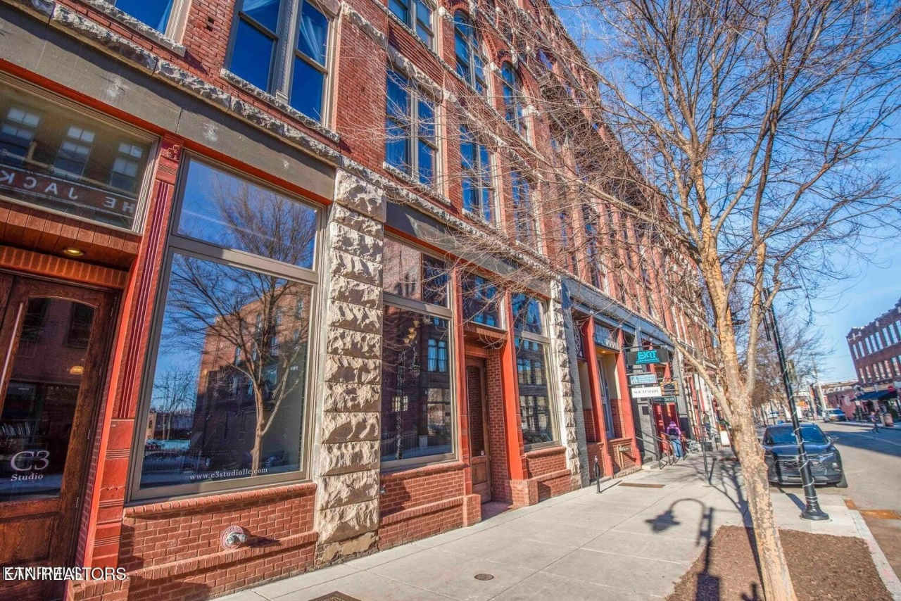 129 W Jackson Ave unit: 202