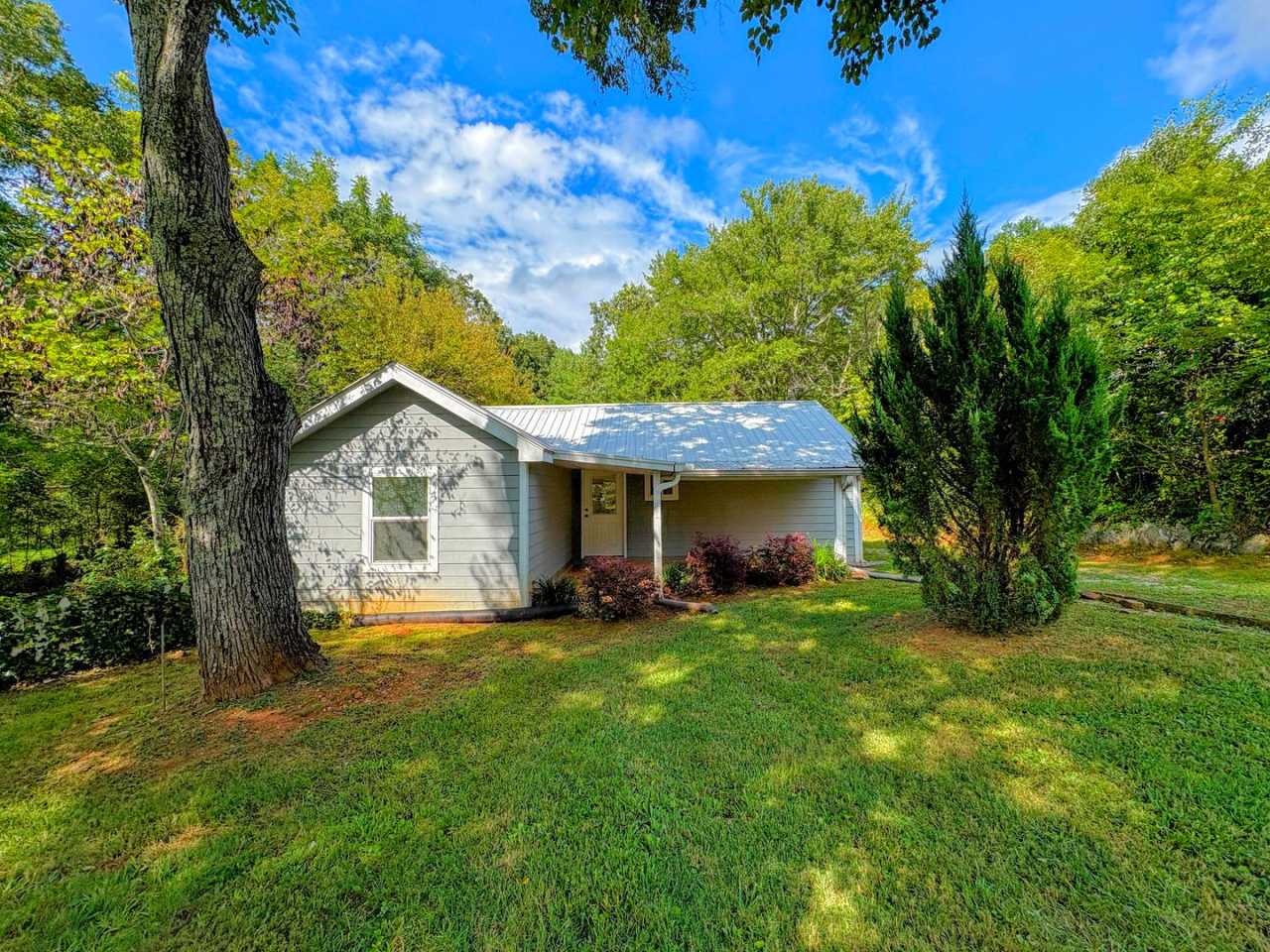 Available NOW | 2 Bedroom Bungalow | Short Distance from Piedmont University | PET FRIENDLY