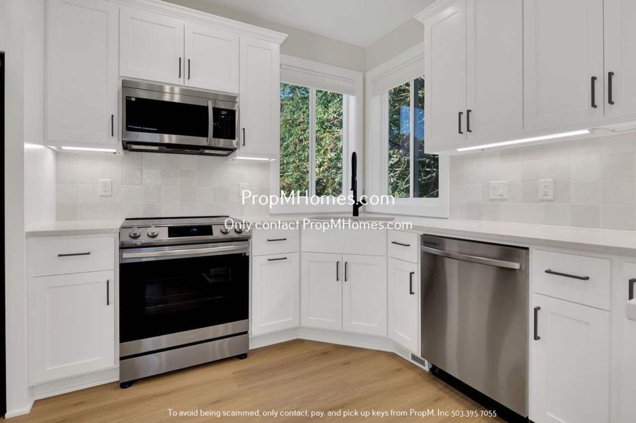 Updated Luxury Four Bedroom Home In Oregon City! Half Off Deposit Special!