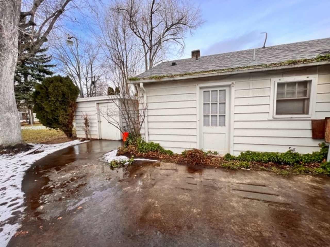 Studio Apartment Off of Federal Way | $250 OFF FIRST MONTH'S RENT!!