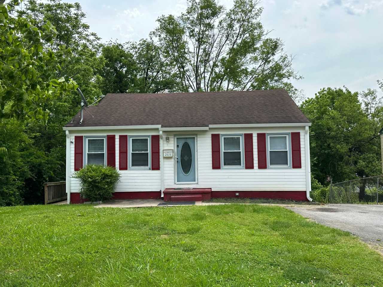 HALF OFF 2ND MONTH RENT IF MOVE IN END OF DECEMBER! Charming 2 bedroom, 1 bathroom home located in the heart of East Knoxville.