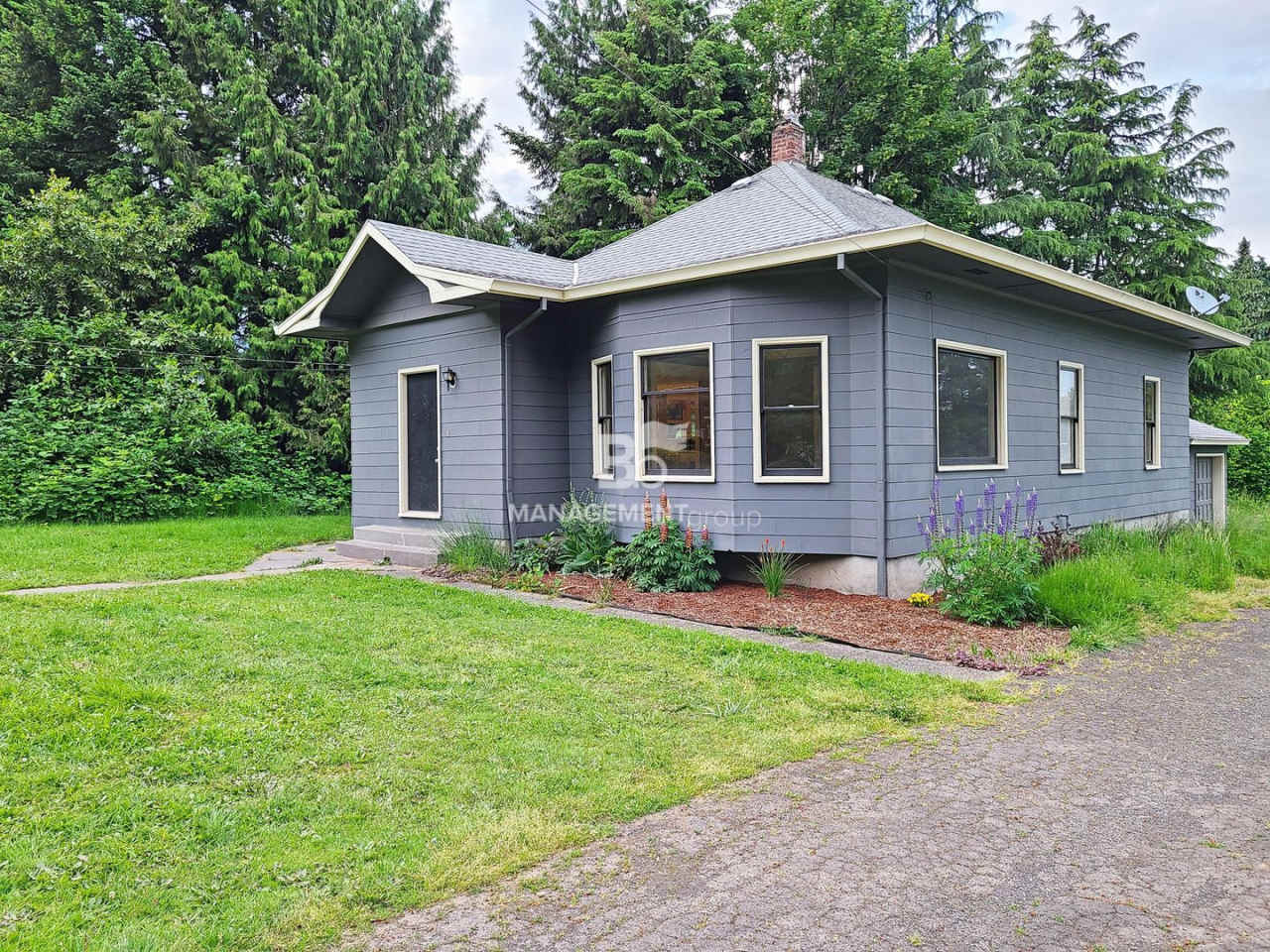Charming Milwaukie Home on Spacious Lot! Updated Kitchen, Hardwood Floors  More!